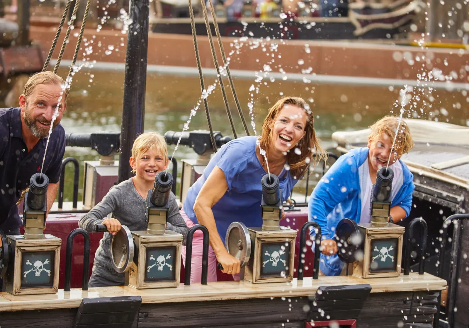 Familie prøver vand-forlystelse i Heide Park