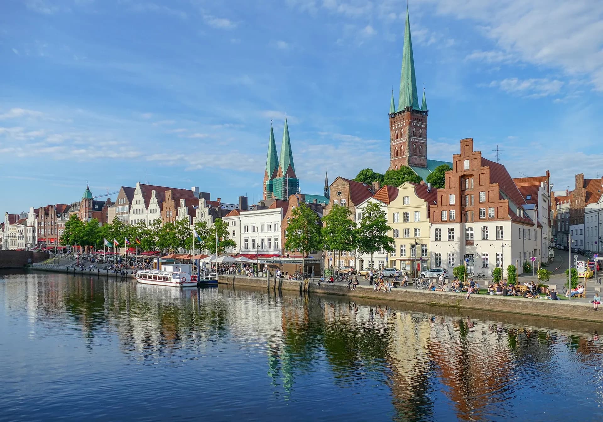 Den tyske by Lübeck set fra vandsiden