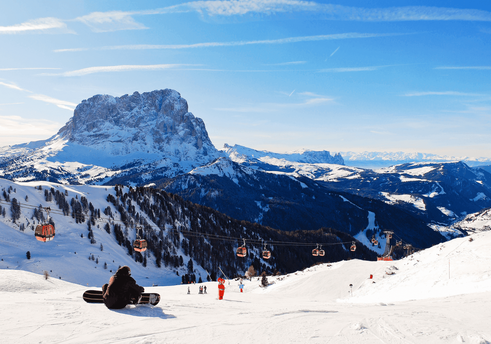Skilift og udsigt over Dolomitterne i Val Gardena, Italien