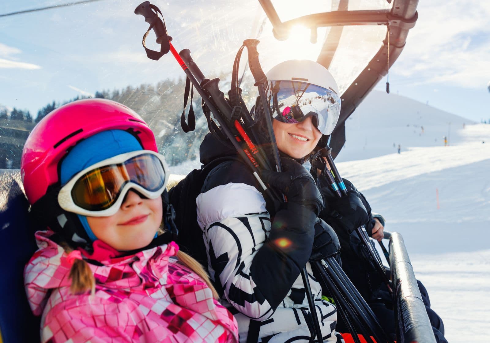 Glade børn i skibriller og skitøj i skilift