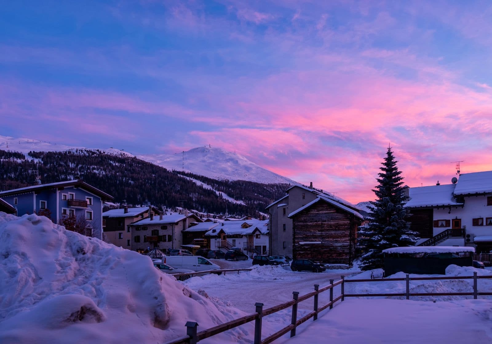 Solnedgang over skihytter