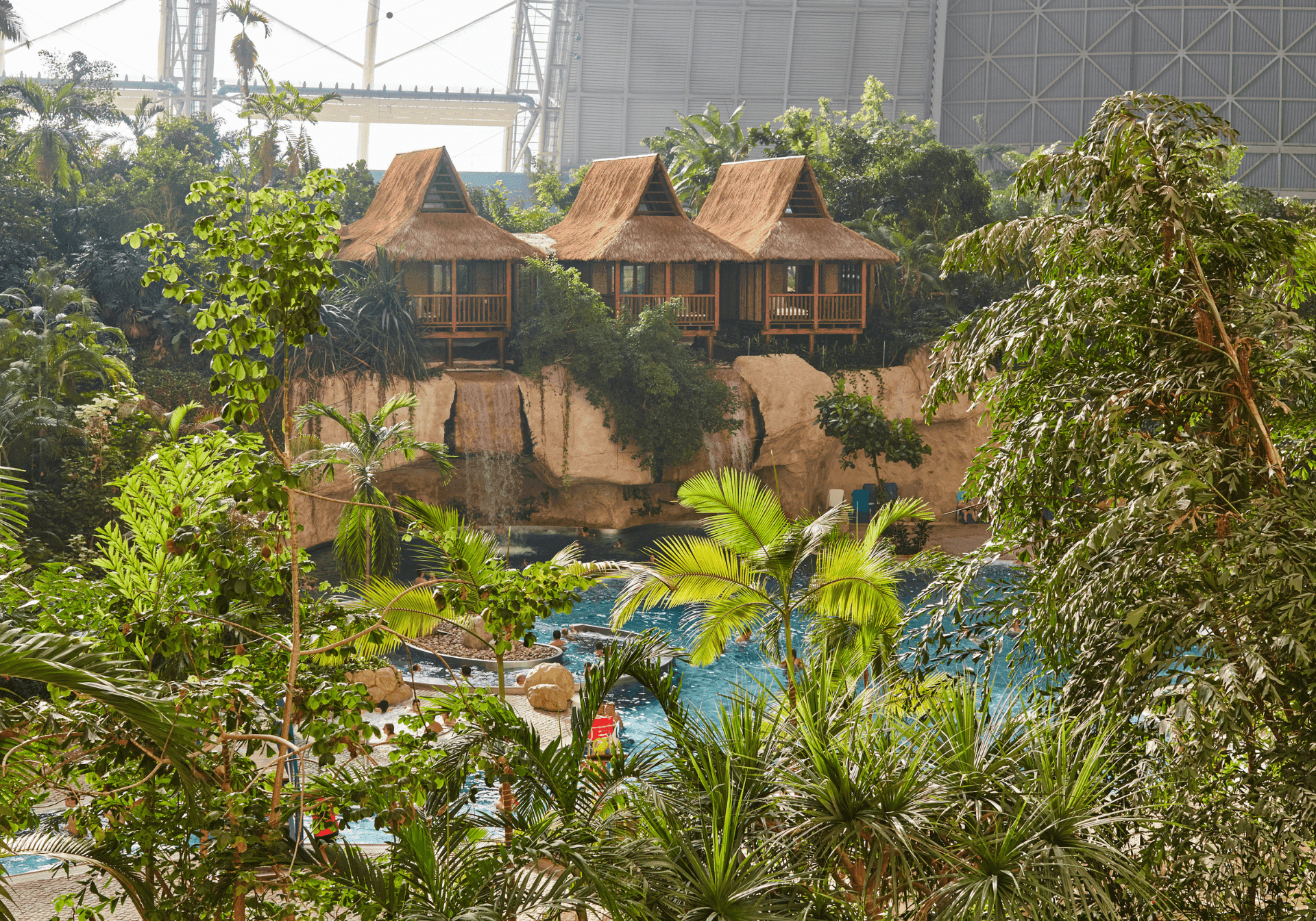 Hytter og pool i indendørs badeland, Tropical islands