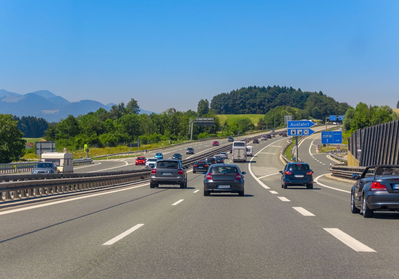 Motorvej under blå himmel
