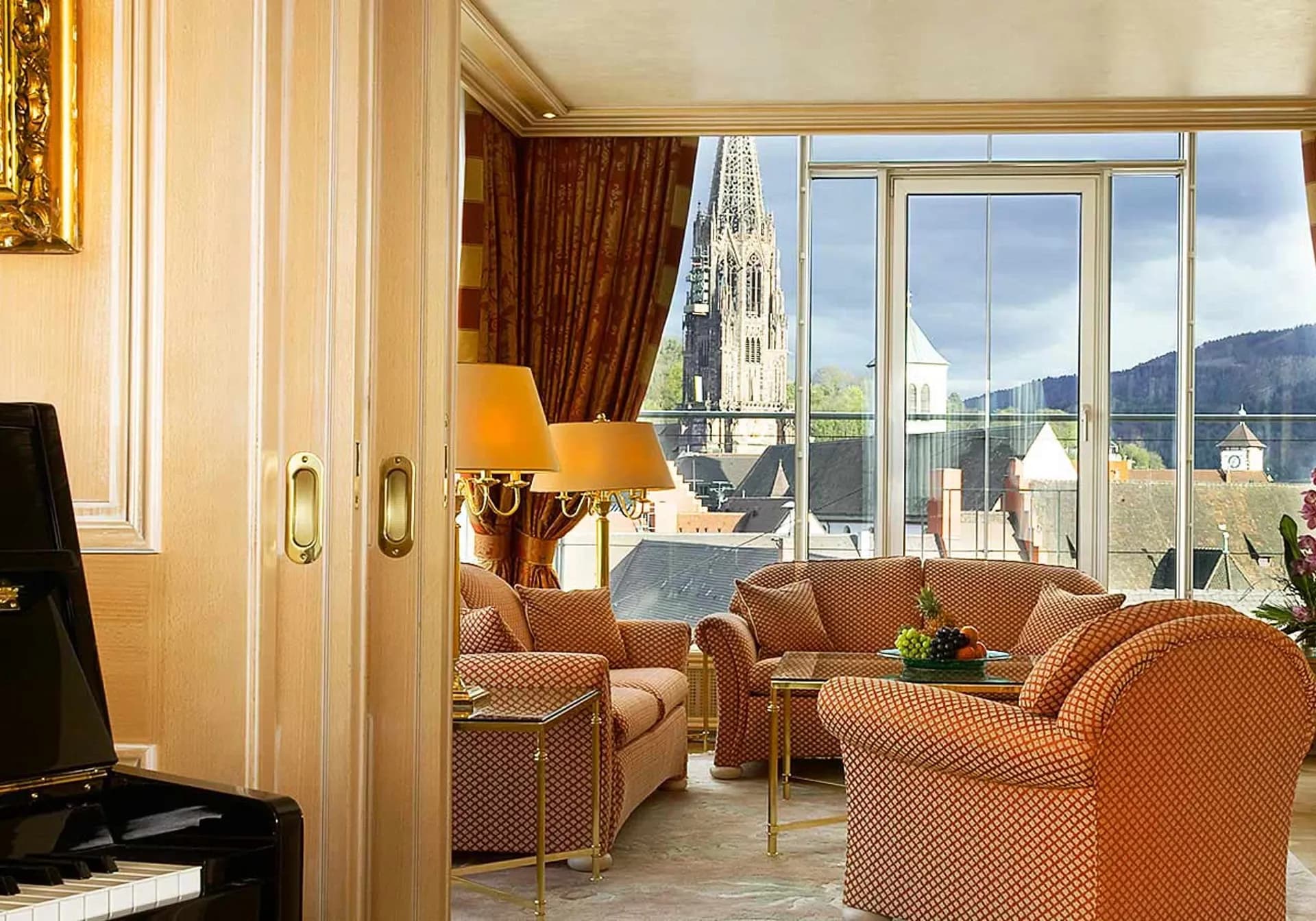 Hotelrestaurant med bløde sofaer og udsigt over gammel by